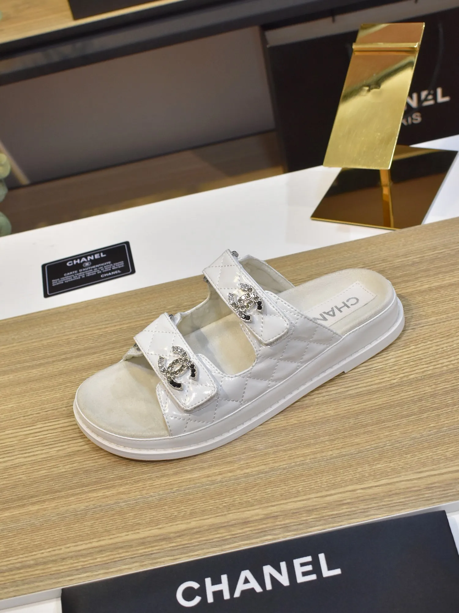 👟👟Ex-factory price 420👟👟 𝑐ℎ𝒶𝓃𝓮𝓁 2025 early spring double pearl latest season new Velcro slippers ————————————❤ European purchasing agent & fragrance grandma’s new fashion latest layout 🔛 Small fragrance sandals that exude lasting charm ~ The original development supports any comparison in the market 🆚The so-called smooth and natural lines To restore the original look, many celebrities have recommended it as one of the must-have items for spring. It is super comfortable on the feet! [Top version] ⚫ Size: 35-41 (41-42 customized, non-returnable)